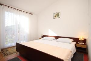 En eller flere senge i et værelse på Apartments by the sea Zdrelac, Pasman - 8299