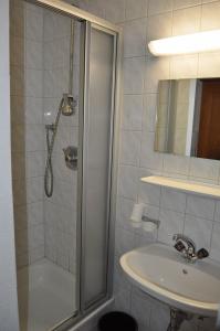 bagno con doccia e lavandino di Zillertaler Weinstadl a Hippach