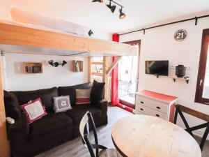 sala de estar con sofá y mesa en Studio Tignes, 1 pièce, 2 personnes - FR-1-502-439, en Tignes