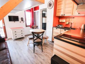 a kitchen with a table and chairs in a room at Studio Tignes, 1 pièce, 2 personnes - FR-1-502-439 in Tignes