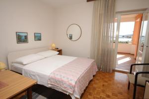 Posteľ alebo postele v izbe v ubytovaní Apartments by the sea Kukljica, Ugljan - 8451
