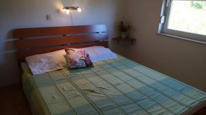 Postel nebo postele na pokoji v ubytování Apartments by the sea Luka, Dugi otok - 8182