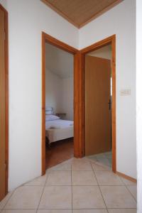 Postel nebo postele na pokoji v ubytování Apartments by the sea Luka, Dugi otok - 8182
