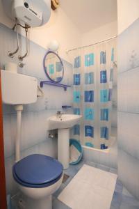 ein Badezimmer mit einem blauen WC und einem Waschbecken in der Unterkunft Apartments by the sea Kukljica, Ugljan - 8260 in Kukljica