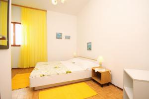 Tempat tidur dalam kamar di Apartments by the sea Kukljica, Ugljan - 8260