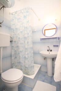 ein Bad mit einem WC und einem Waschbecken in der Unterkunft Apartments by the sea Kukljica, Ugljan - 8260 in Kukljica