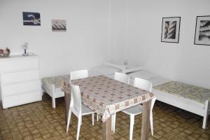 ein Esszimmer mit einem Tisch und Stühlen in der Unterkunft Apartments by the sea Kukljica, Ugljan - 8260 in Kukljica
