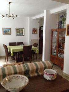 - un salon avec un canapé et une table à manger dans l'établissement Seaside holiday house Cavtat, Dubrovnik - 8557, à Cavtat