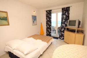 Televízia a/alebo spoločenská miestnosť v ubytovaní Apartments by the sea Banj, Pasman - 8206