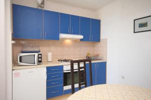 Kuchyňa alebo kuchynka v ubytovaní Apartments by the sea Banj, Pasman - 8206