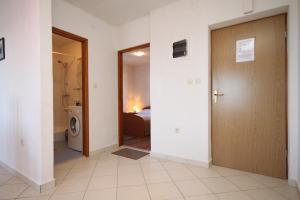 Posteľ alebo postele v izbe v ubytovaní Apartments by the sea Banj, Pasman - 8206