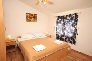 Posteľ alebo postele v izbe v ubytovaní Apartments by the sea Banj, Pasman - 8206