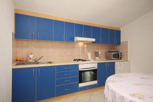 Kuchyňa alebo kuchynka v ubytovaní Apartments by the sea Banj, Pasman - 8206