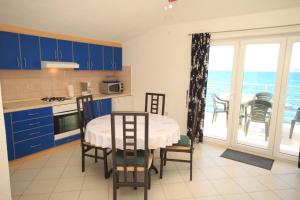 Kuchyňa alebo kuchynka v ubytovaní Apartments by the sea Banj, Pasman - 8206