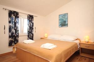 Posteľ alebo postele v izbe v ubytovaní Apartments by the sea Banj, Pasman - 8206