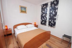 Posteľ alebo postele v izbe v ubytovaní Apartments by the sea Banj, Pasman - 8206
