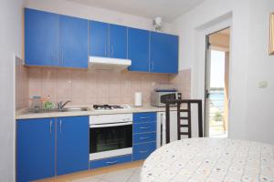 Kuchyňa alebo kuchynka v ubytovaní Apartments by the sea Banj, Pasman - 8206