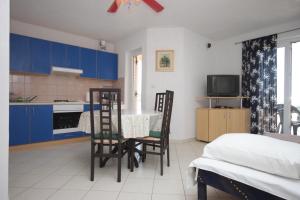 Kuchyňa alebo kuchynka v ubytovaní Apartments by the sea Banj, Pasman - 8206
