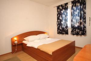 Posteľ alebo postele v izbe v ubytovaní Apartments by the sea Banj, Pasman - 8206