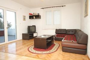 - un salon avec un canapé en cuir et une télévision dans l'établissement Family friendly seaside apartments Nevidjane, Pasman - 8394, à Neviđane