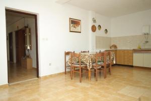 cocina con mesa y sillas en una habitación en Family friendly seaside apartments Nevidjane, Pasman - 8394 en Neviđane
