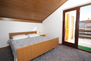 Кровать или кровати в номере Apartments by the sea Tkon, Pasman - 8395