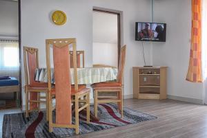 TV a/nebo společenská místnost v ubytování Apartments by the sea Kukljica, Ugljan - 8402