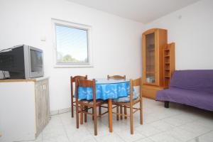 TV a/nebo společenská místnost v ubytování Apartments by the sea Kukljica, Ugljan - 8402