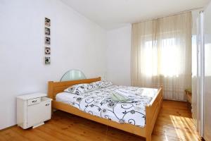Posteľ alebo postele v izbe v ubytovaní Apartments with a parking space Tkon, Pasman - 8411