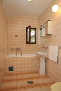 a bathroom with a bath tub and a sink at Apartments with a parking space Zdrelac, Pasman - 8514 in Ždrelac