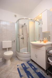 Bilik mandi di Apartments by the sea Lukoran (Ugljan) - 8470 +43 gambar