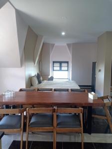 YenにあるKhách Sạn Century Tam Đảoのテーブル、椅子、ベッドが備わる客室です。