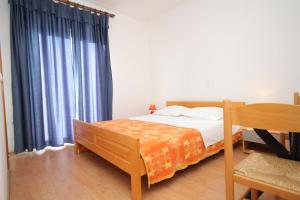 Postel nebo postele na pokoji v ubytování Apartments by the sea Tkon, Pasman - 8454