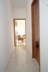 Postel nebo postele na pokoji v ubytování Apartments by the sea Tkon, Pasman - 8454
