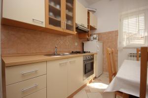 Kuchyň nebo kuchyňský kout v ubytování Apartments by the sea Kali, Ugljan - 8503 + 21 fotografií