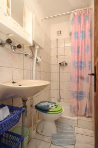 uma casa de banho com um lavatório, um WC e um chuveiro em Apartments by the sea Tkon, Pasman - 8458 em Tkon