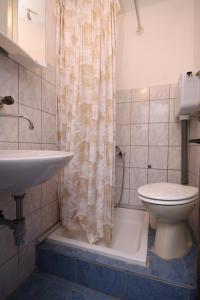 y baño con lavabo, aseo y ducha. en Apartments by the sea Tkon, Pasman - 8458, en Tkon