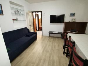 a living room with a couch and a table at Apartment Lukoran 8397b in Lukoran