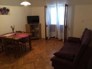 - un salon avec une table à manger et un canapé dans l'établissement Apartments and rooms by the sea Mrljane, Pasman - 8464, à Neviđane