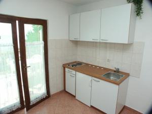 Köök või kööginurk majutusasutuses Apartments with a parking space Rastici, Ciovo - 8646