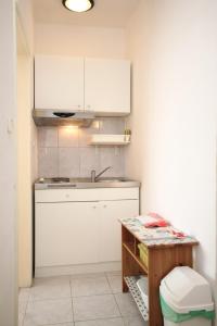 A kitchen or kitchenette at Apartments with a parking space Susica, Ugljan - 8467