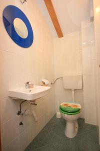 ein Bad mit einem WC und einem Waschbecken in der Unterkunft Apartment Kukljica 8209a in Kukljica