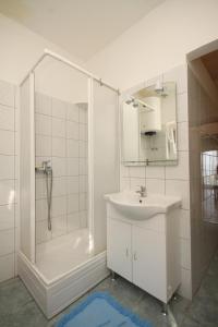 Kúpeľňa v ubytovaní Apartments by the sea Ugljan - 8257