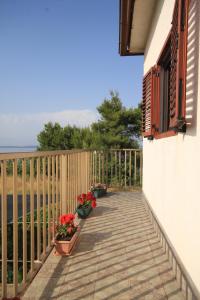 Balkón alebo terasa v ubytovaní Apartments by the sea Ugljan - 8257