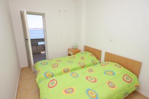 Postel nebo postele na pokoji v ubytování Apartments by the sea Kali, Ugljan - 8235