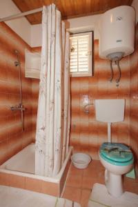 ツコンにあるApartments by the sea Tkon, Pasman - 8244のバスルーム(シャワー、トイレ、バスタブ付)