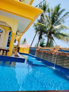 una piscina frente a una casa con palmeras en Irama Banglo with Private Pool, en Bachok