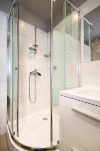 ein Badezimmer mit Dusche und Waschbecken in der Unterkunft Apartments by the sea Poljana, Ugljan - 8432 in Poljana