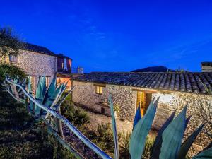 Blick auf ein Gebäude mit Pflanzen in der Nacht in der Unterkunft Belvilla by OYO Santa Caterina in Monte San Martino