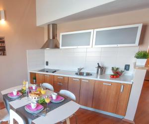 Kuchyňa alebo kuchynka v ubytovaní Apartment Poljana 8432c